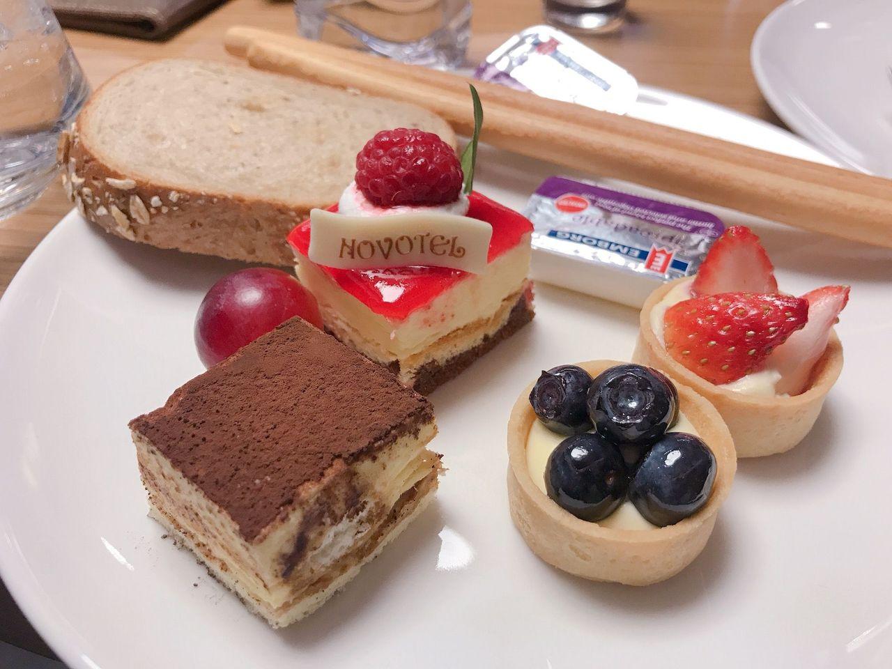Fresh and colorful dessert selection including tarts and cake at Dongdaemun Novotel Ambassador Hotel.